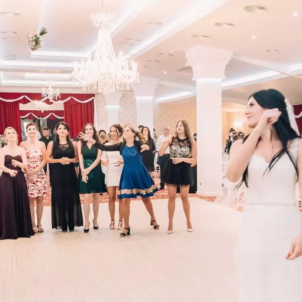 Aruncatul buchetului la nunta fotografie Anca si Dragos