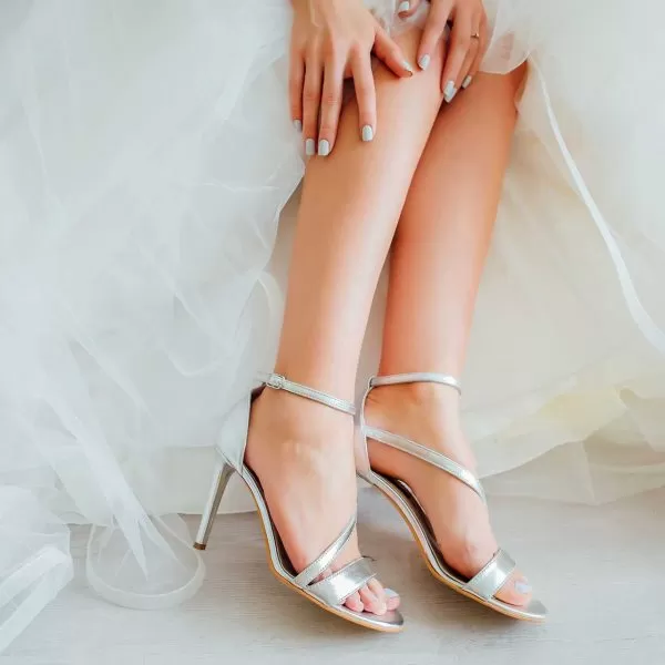 Detaliu picioare si pantofi mireasa