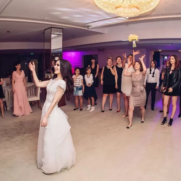 Fotografie aruncatul buchetului restaurant La Mia Muzica