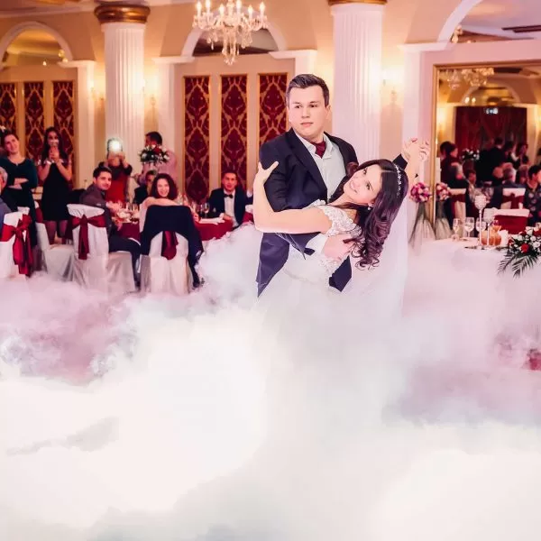 Fotografie dansul mirilor cu fum greu Mihaela si Vlad