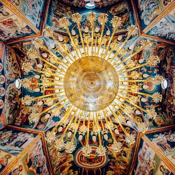 Fotografie detaliu candelabru biserica