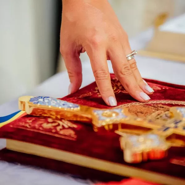 Fotografie detaliu mireasa biserica nunta Cristina