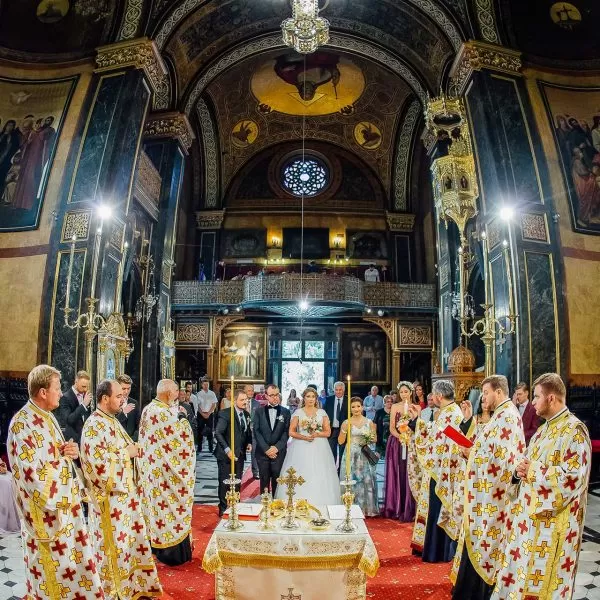 Fotografie fisheye preoti si miri biserica