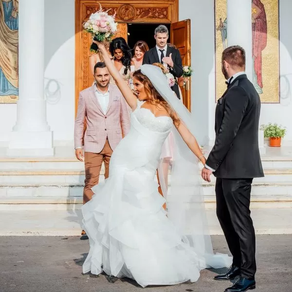 Fotografie iesire mireasa si mire la biserica Cristina si Razvan