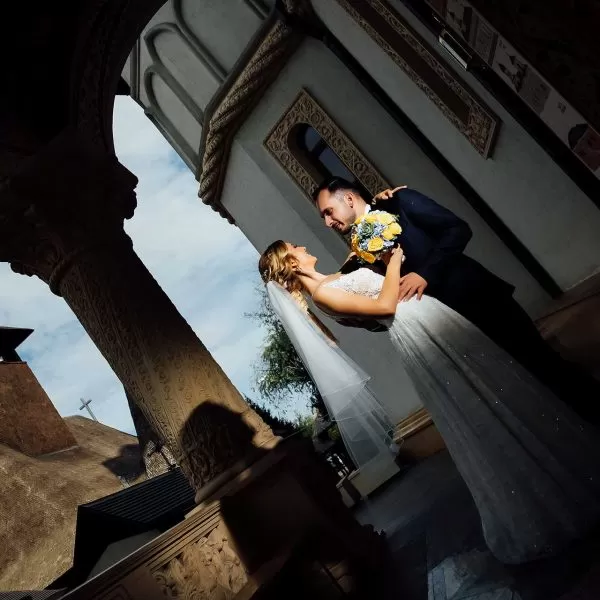Fotografie in fata bisericii miri