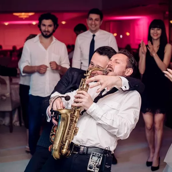 Fotografie mire canta la saxofon nunta Monica si Razvan