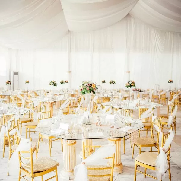 Fotografii nunta detaliu mese restaurant scaune chiavari