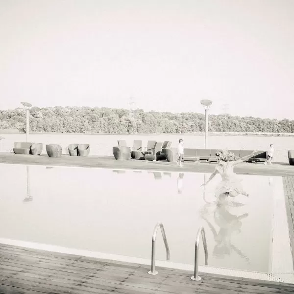 George arunca mireasa in piscina dupa cununia civila