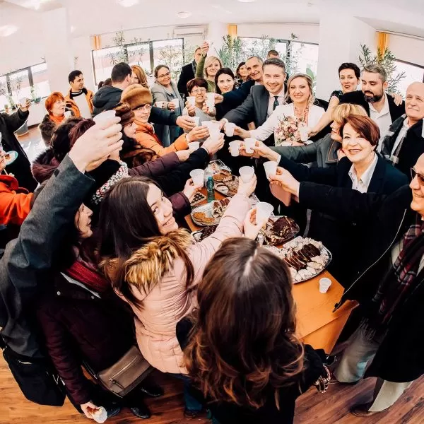 Invitati ciognind paharele la cununia civila dintre Maria si Radu