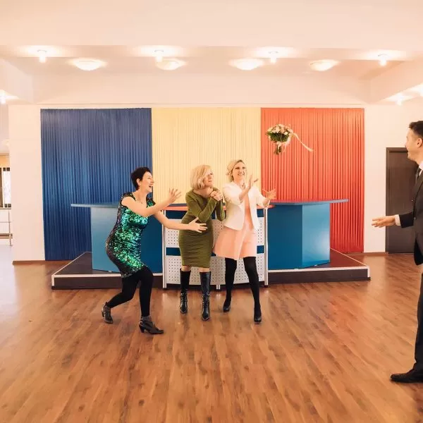 Mire aruncand buchetul domnisoarelor la starea civila