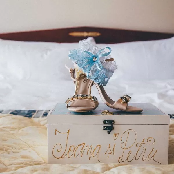 Pantofi mireasa nunta Ioana si Petru in camera hotel Intercontinental