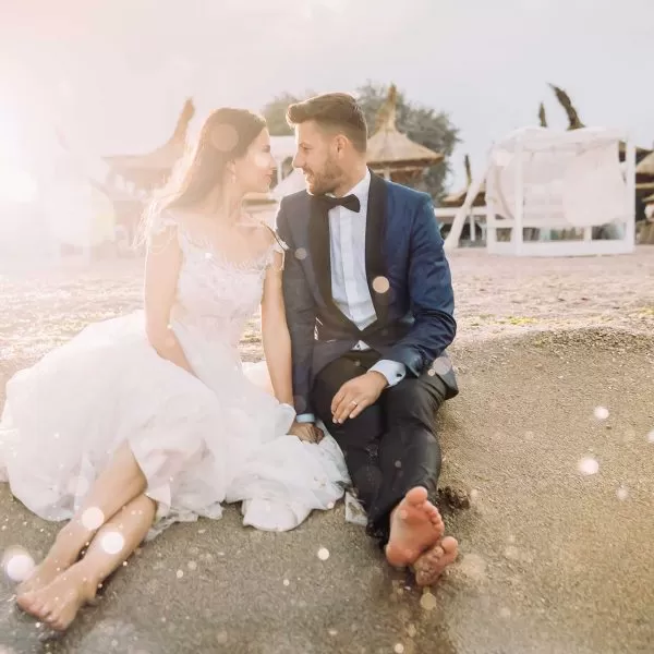 Trash the dress fotografie printre picaturi de apa