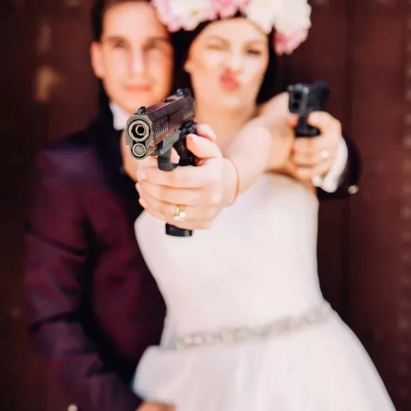 Trash the dress in stilul Bonnie and Clyde