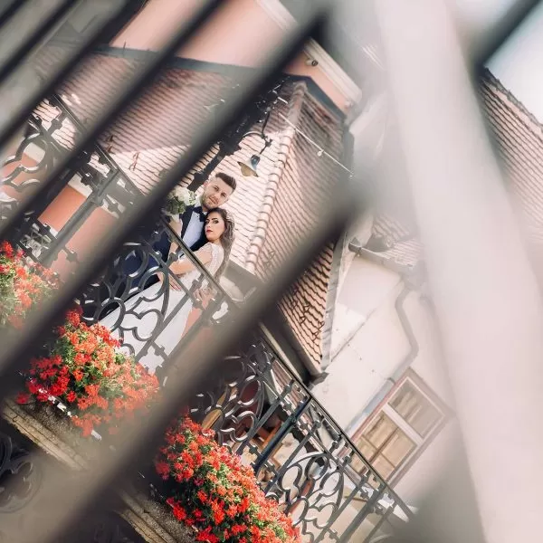 Trash the dress miri printre gratii