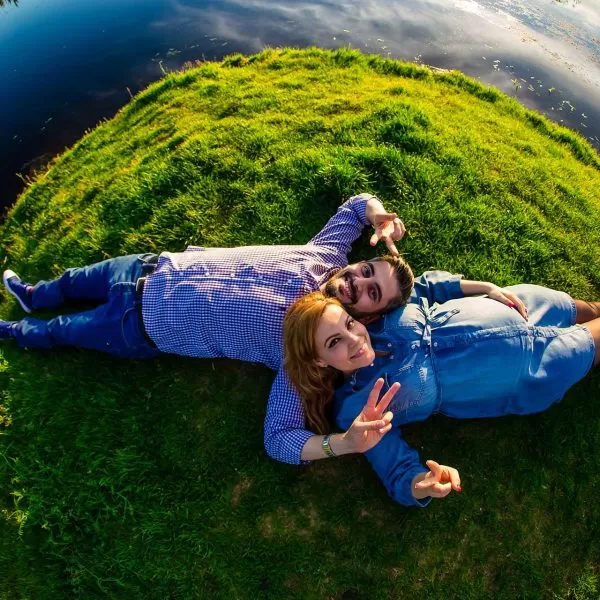 Fotograf maternitate parinti langa lac