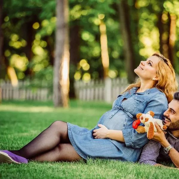 Fotografie maternitate parinti in iarba