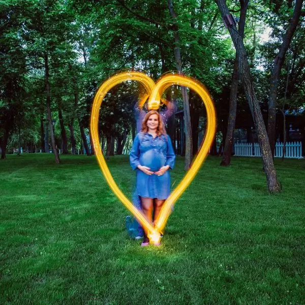 Inimioara formata din luma la sedinta foto de maternitate