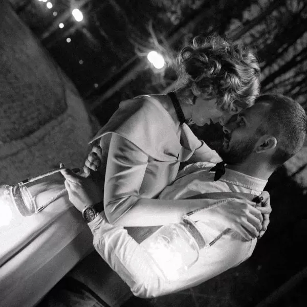 Miri ce se privesc la lumina felinarelor