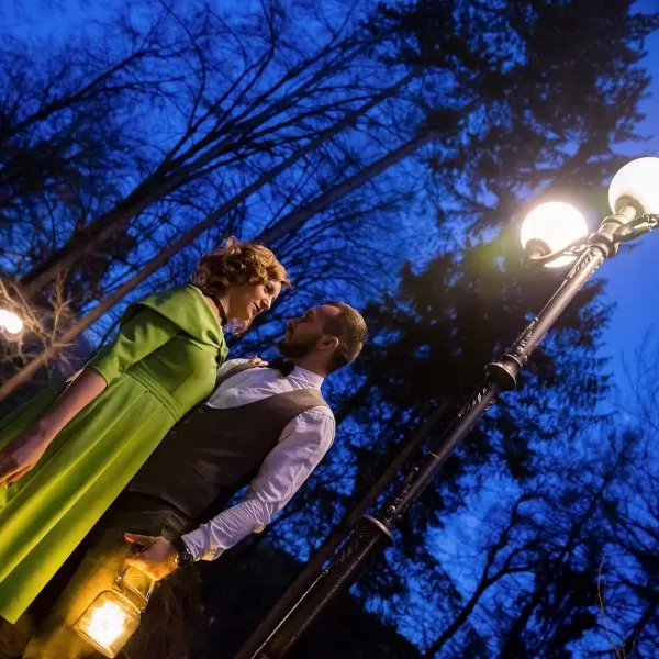 Miri la plimbare noaptea pe aleea de la cetatea Rasnov