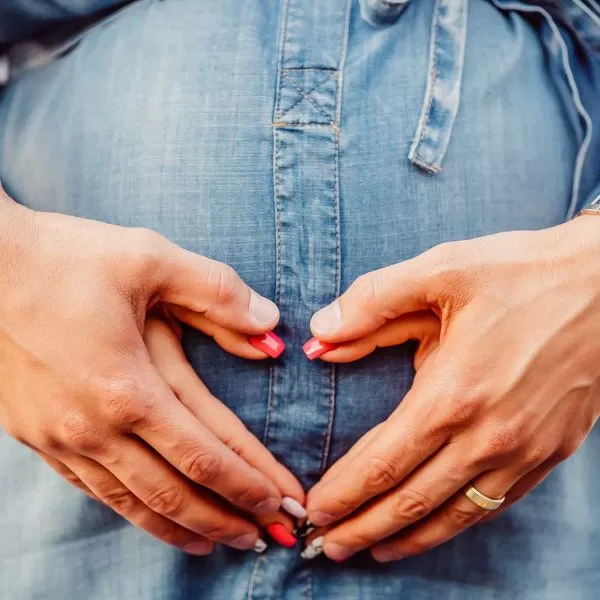 Parinti formand o inimioara din maini