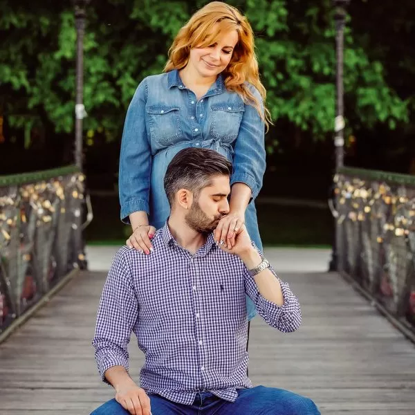 Parinti pe ponton la poza de maternitate