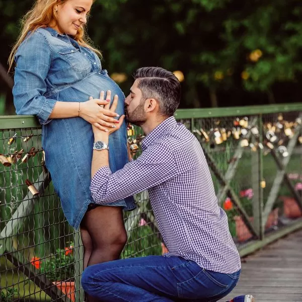 Pupic pe burtica fotografie